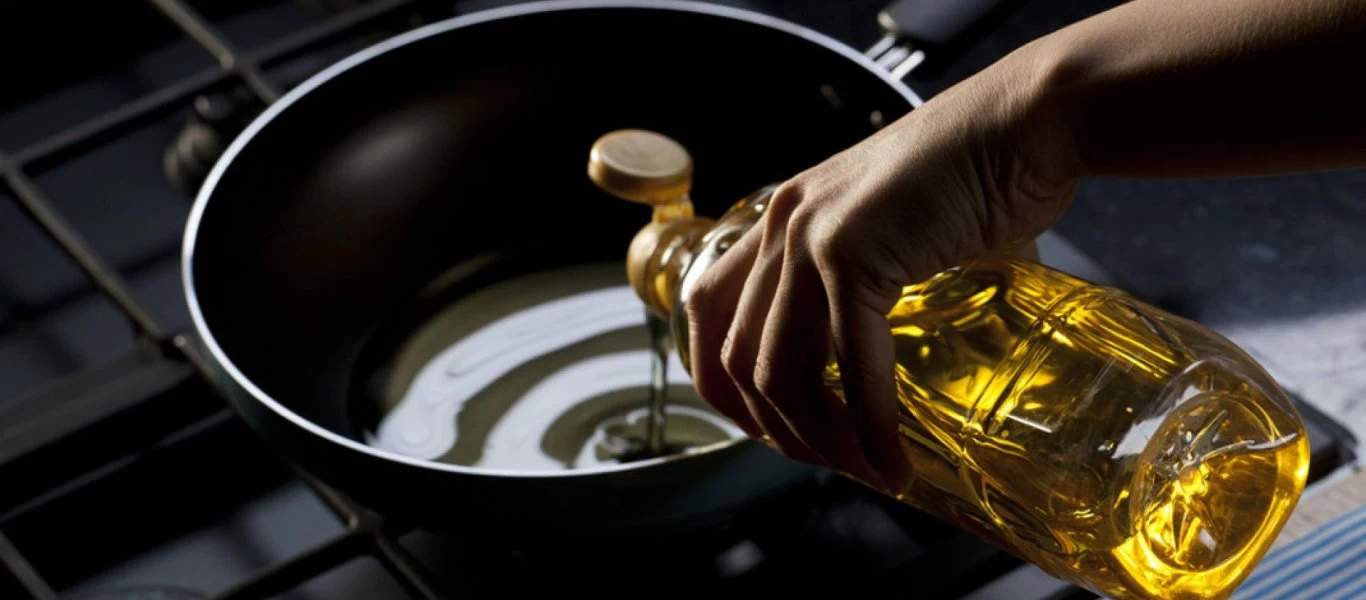 Αυτό πρέπει να το δοκιμάσεις: Το κόλπο για να μην σας πετάγεται το λάδι έξω από το τηγάνι